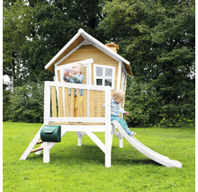 Spielhaus aus Holz mit Rutsche und Briefkasten im Garten mit zwei Kindern