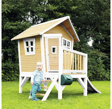 Spielhaus aus Holz mit Rutsche und Briefkasten im Garten mit Kind
