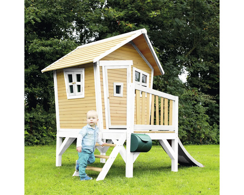 Spielhaus aus Holz mit Rutsche und Briefkasten im Garten mit Kind