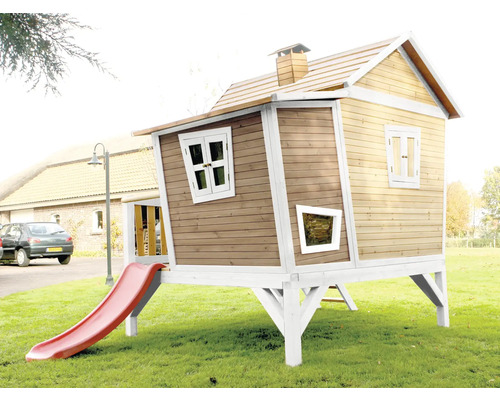 Spielhaus aus Holz mit Rutsche im Garten
