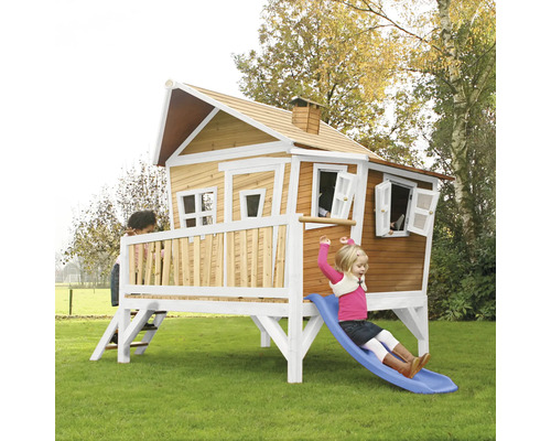 Kinderspielhaus mit Rutsche und Kindern im Garten.