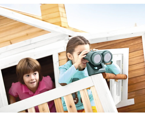 Zwei Kinder spielen in einem Holzspielhaus, eines davon schaut durch ein Fernglas