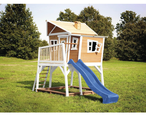 Spielhaus aus Holz mit Rutsche und Leiter im Garten