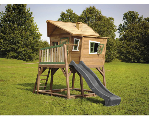 Spielhaus mit Rutsche und Leiter auf einer Wiese