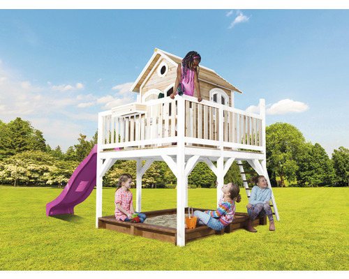 Spielplatz mit Spielhaus, Rutsche und Sandkasten im Garten