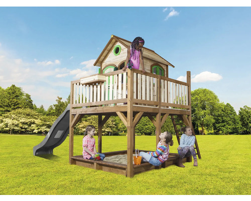 Spielplatz mit Spielhaus, Rutsche und Sandkasten für Kinder im Garten