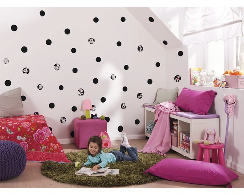 Kinderzimmer mit Wandtattoos, Teppich und Möbeln für Mädchen