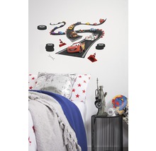 Dekoratives Wandtattoo mit Disney Cars Rennstreckenmotiv über einem Kinderbett