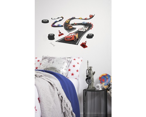 Dekoratives Wandtattoo mit Disney Cars Rennstreckenmotiv über einem Kinderbett