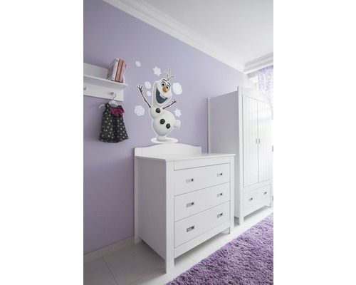 Kinderzimmer mit weißer Kommode, Kleiderschrank und Olaf Wandtattoo