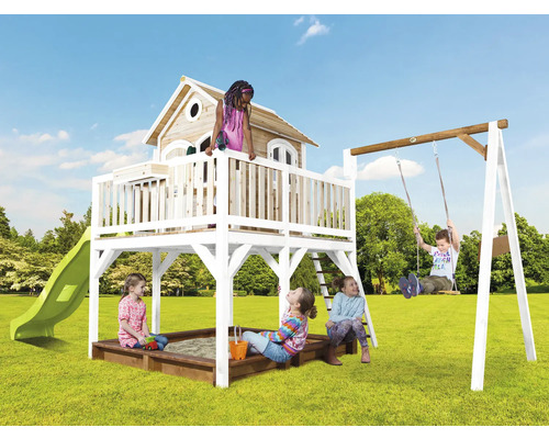 Spielplatz mit Baumhaus, Rutsche, Schaukel und Sandkasten im Garten