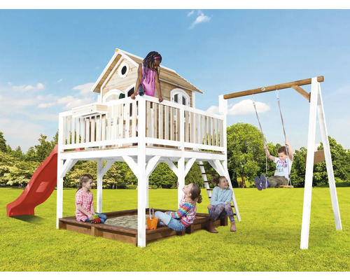 Kinderspielplatz mit Spielhaus, Schaukel und Sandkasten im Garten