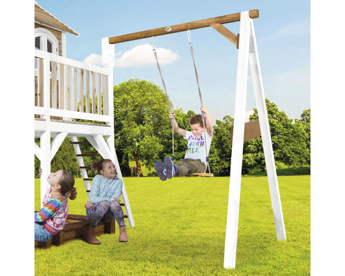 Spielplatz mit Schaukel und spielenden Kindern im Garten
