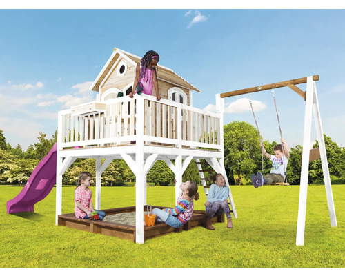 Spielplatz mit Spielhaus, Schaukel und Sandkasten für Kinder im Garten