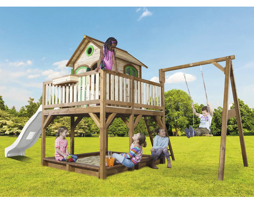 Holzspielplatz mit Schaukel, Rutsche und Sandkasten im Garten