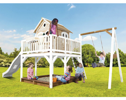 Spielplatz mit Spielhaus, Rutsche, Schaukel und Sandkasten im Garten mit spielenden Kindern