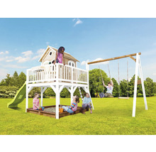 Spielplatz mit Spielhaus, Schaukel und Sandkasten im Garten