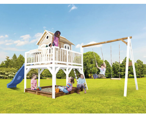 Spielturm mit Schaukel, Rutsche und Sandkasten im Garten mit spielenden Kindern.