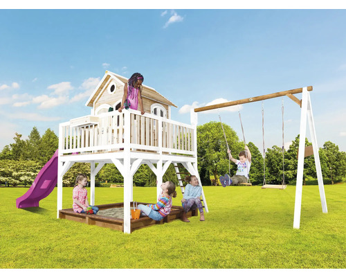 Spielplatz mit Spielhaus, Rutsche, Sandkasten und Schaukel für Kinder im Garten.