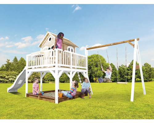 Kinderspielplatz mit Spielhaus, Rutsche, Schaukel und Sandkasten im Garten