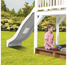 Spielplatz mit Rutsche und Sandkasten im Garten.