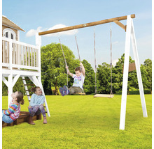 Kinderschaukel mit Holzschaukeln auf einer Wiese mit spielenden Kindern