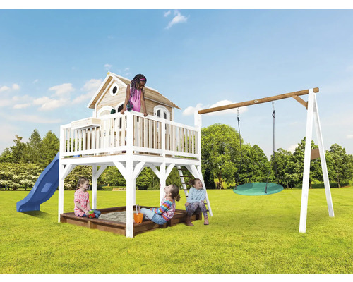 Spielplatz mit Spielhaus, Rutsche, Schaukel und Sandkasten im Garten mit spielenden Kindern