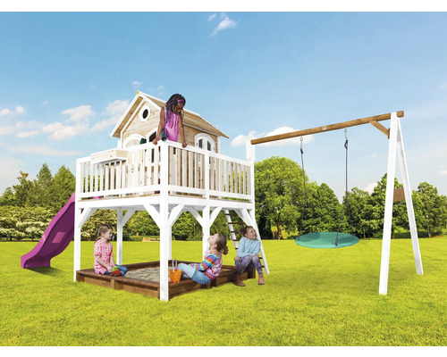 Spielplatz mit Spielhaus, Rutsche, Sandkasten und Schaukel für Kinder