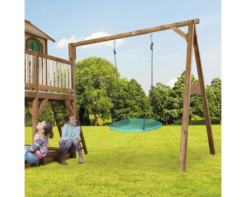 Spielplatz mit Schaukel und Spielhaus aus Holz im Garten mit zwei Kindern