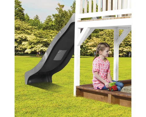 Spielplatz mit Rutsche und Sandkasten im Garten