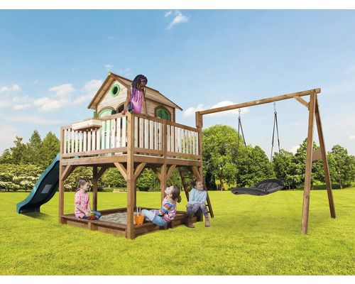 Spielplatz mit Spielhaus, Sandkasten und Schaukel für Kinder