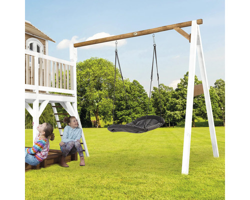 Spielplatz mit Schaukel und zwei spielenden Kindern im Garten