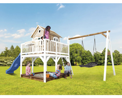 Spielplatz mit Rutsche, Schaukel und Sandkasten im Garten