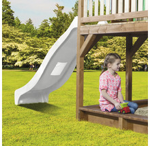 Kind auf einem Spielplatz mit Rutsche und Sandkasten