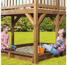 Sandkasten aus Holz mit zwei spielenden Kindern im Garten