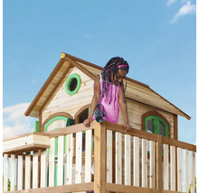 Mädchen im Spielhaus aus Holz mit Fernrohr