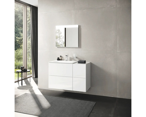 Modernes Badezimmer mit weißem Waschtischunterschrank, Spiegel und grauem Teppich