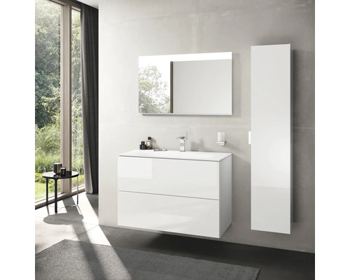 Modernes Badezimmer mit weißem Waschtisch, Spiegel und Hochschrank