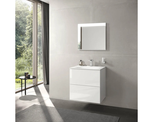 Modernes Badezimmer mit weißem Waschtischunterschrank, Spiegel mit Beleuchtung und Fenster mit Blick ins Grüne.