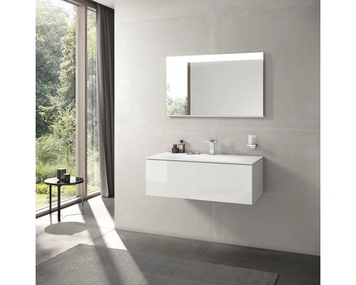 Modernes Badezimmer mit Waschbeckenunterschrank, Spiegel und Armaturen vor Fenster