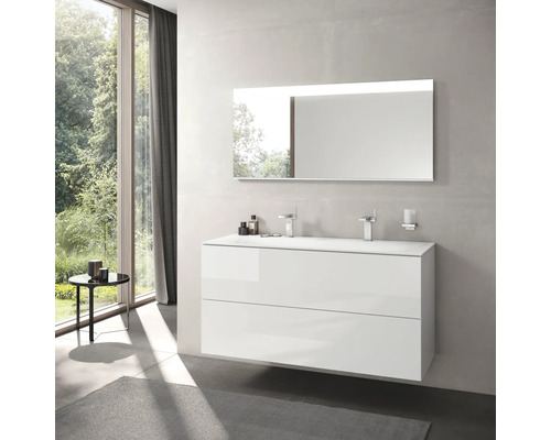 Modernes Badezimmer mit weißem Waschtisch, Spiegel und großem Fenster.