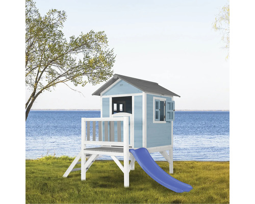 Holzspielhaus mit Rutsche im Garten