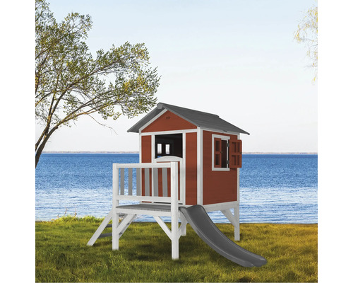 Spielhaus aus Holz mit Rutsche vor See