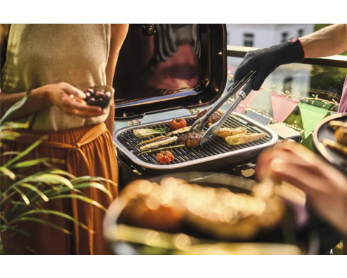 Grillszene mit Grill, Grillgut, Grillzange und Personen auf dem Balkon