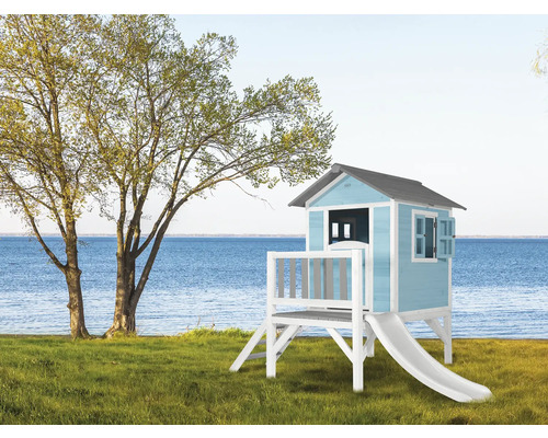 Spielhaus aus Holz mit Rutsche im Garten