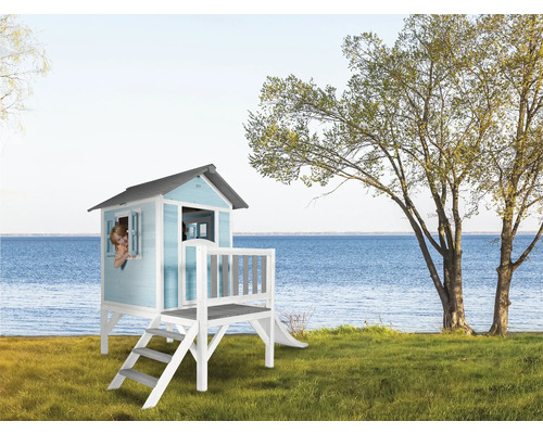 Spielhaus aus Holz mit Rutsche und Leiter im Garten