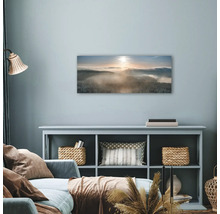 Wohnzimmer mit Wandbild, das eine verschneite Waldlandschaft im Nebel zeigt.