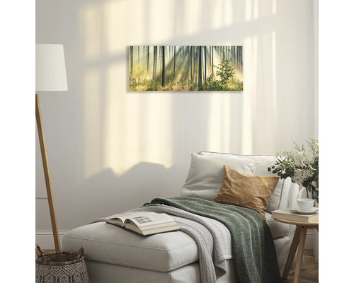 Wandbild mit Waldmotiv in einem Wohnraum.