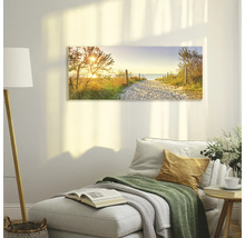 Wohnraum mit Wandbild eines Weges zum Strand