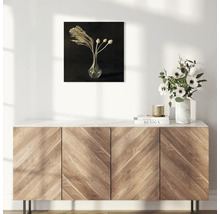 Dekorative Wandkunst mit Blumenstillleben über einem Holzschrank